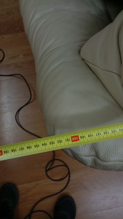 Sofá de dois lugares em cor creme