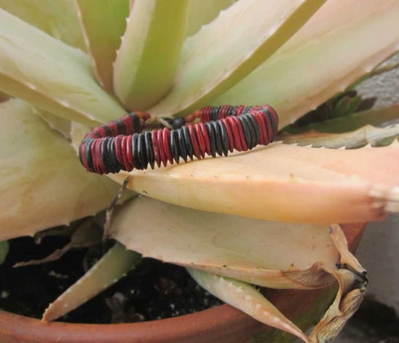 Pulseira de sementes 20 cm vermelha e preta Artesanal Índios Pataxós