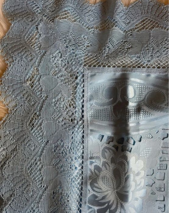 Jasnoniebieski koronkowy obrus 90x90