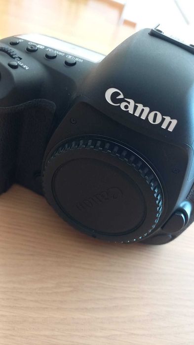 Canon 5D Mark IV com caixa  e 2 baterias
