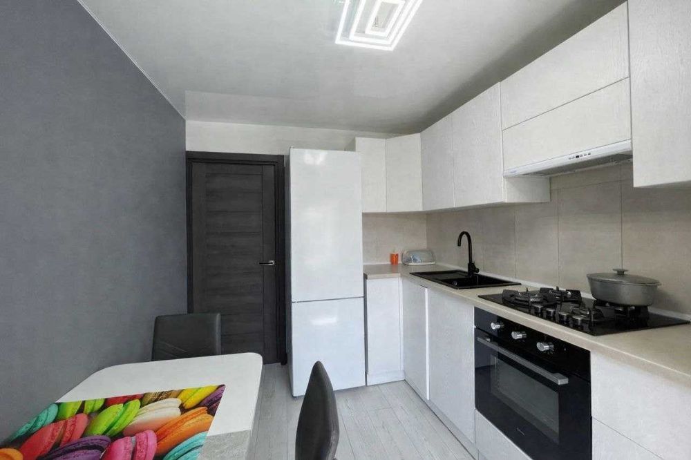 Продається 2-кімнатна квартира з видом на міське озеро