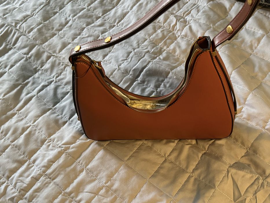 Bolsa de ombro, marca GUESS.