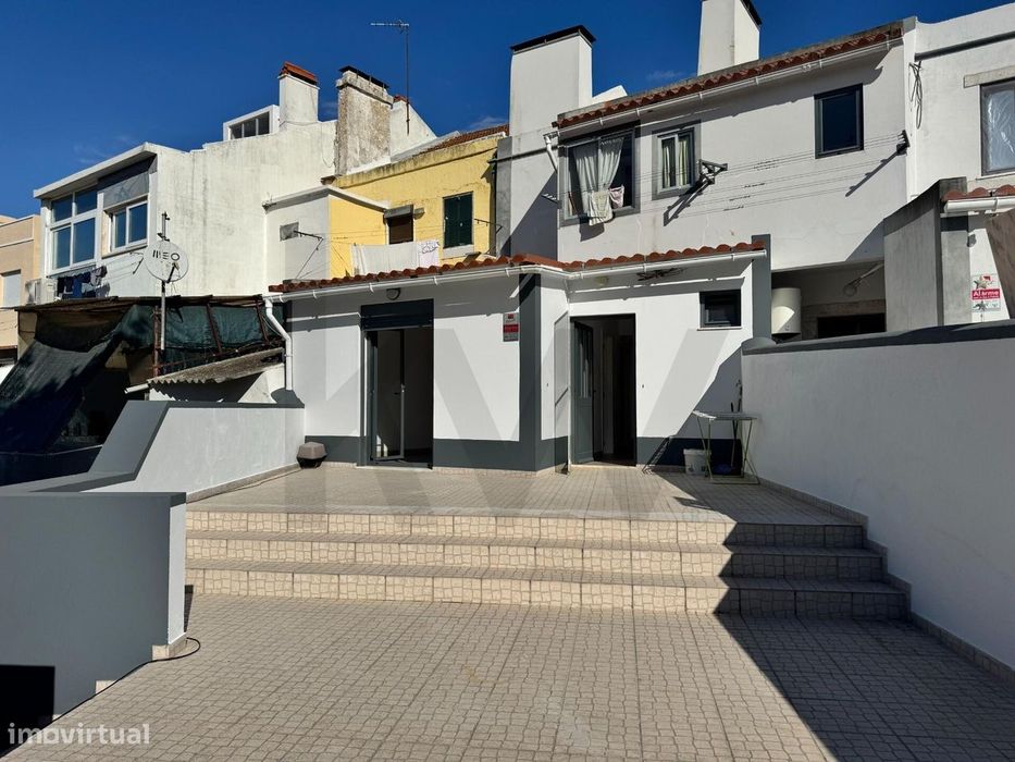 T1 remodelado para arrendamento em Paio Pires, com amplo terraço