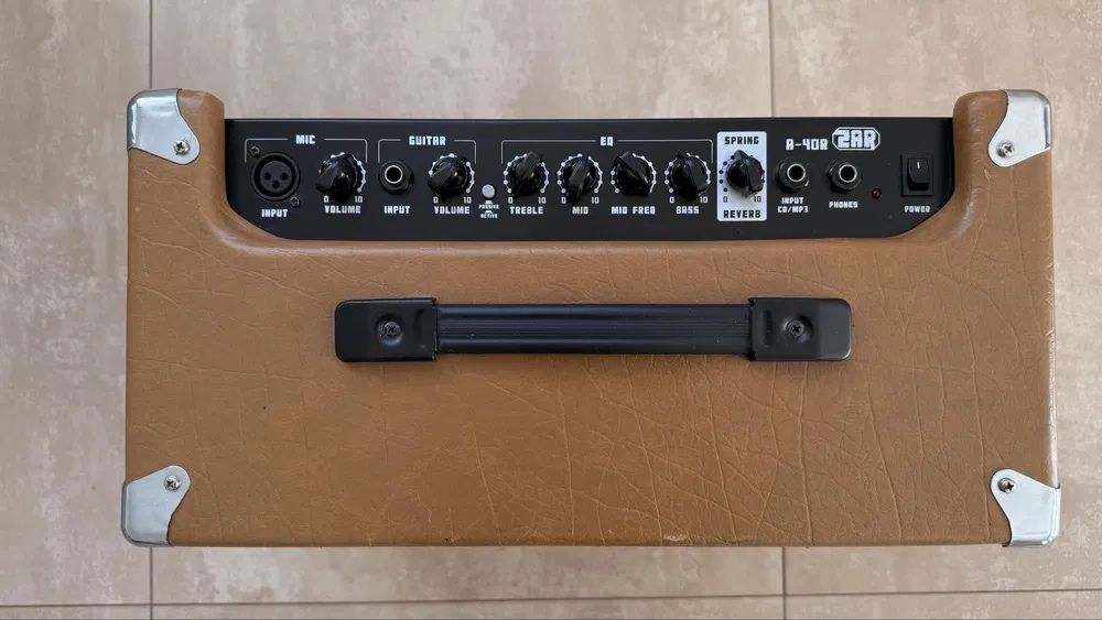 Wzmacniacz do gitary akustycznej z mp3 i mikrofonem.