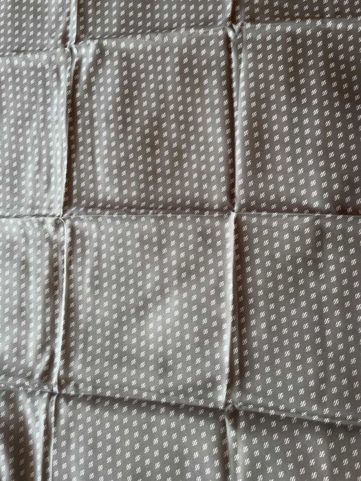 lenço sedoso tons cinzento e rosa