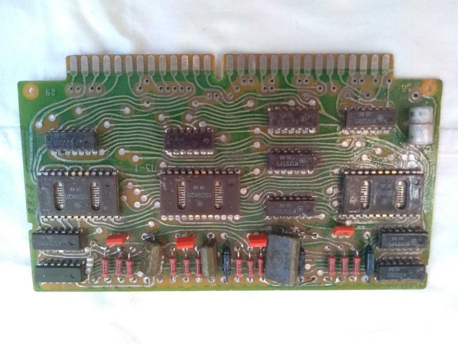 Плата на микросхемах К501ТК1П, К501ИК2П.