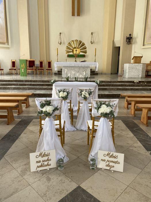 Slub kościół wesele  dekoracja lampiony tiule hymn miłości