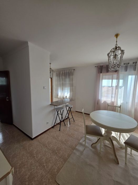 Arrendo T2 remodelado entrada imediata