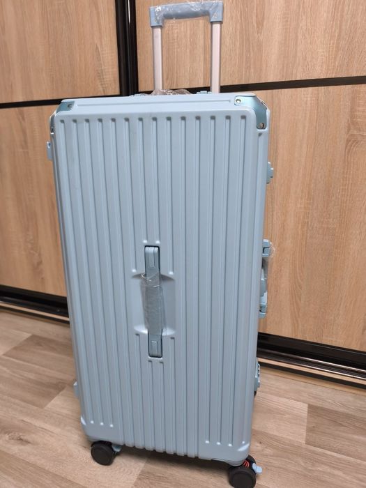 Валіза великого розміру Л з гарного пластику на подвійних колесах