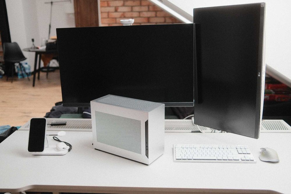 SFF MINI PC | Ryzen 7950X3D | RTX 4080 Super | 64GB | 4TB