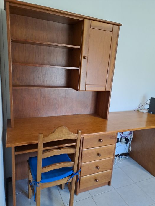 Secretária + Cadeira + Roupeiro em Pinho Mel