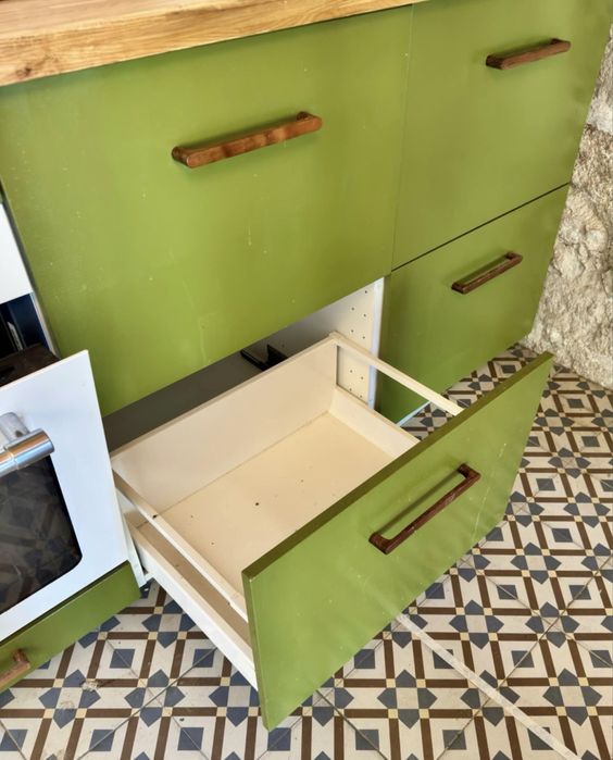 cozinha verde e madeira + exaustor + fogão