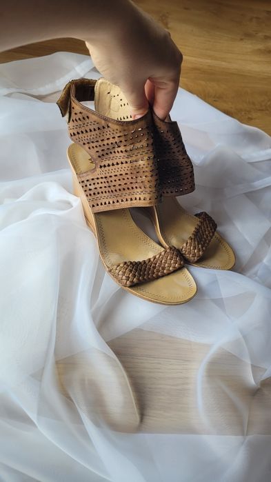 Sandałki na koturnie