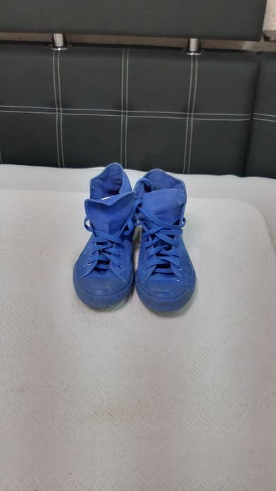 Продам две пары женских кед