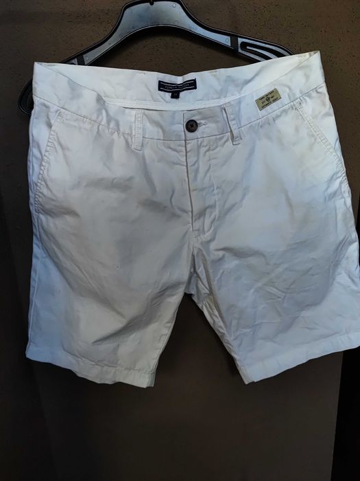 Krotkie spodnie TOMMY HILFIGER. Rozm.L
