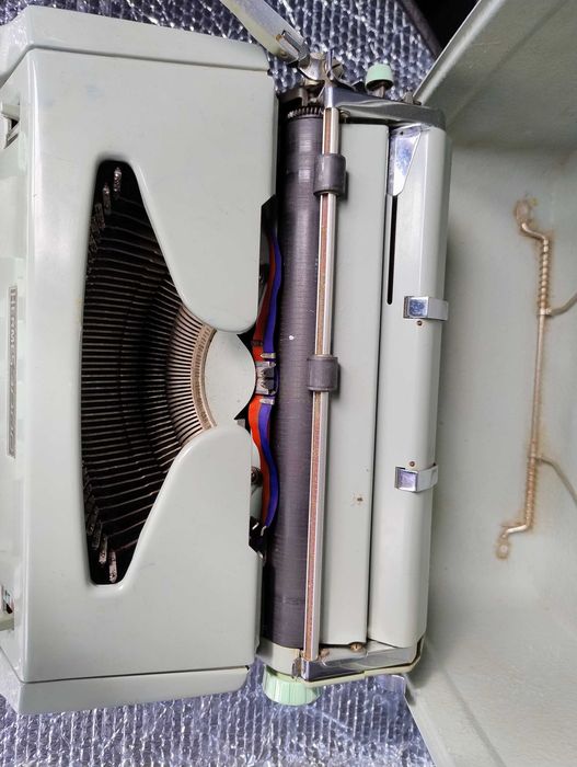 Máquina de Escrever Antiga, em perfeitas condições.