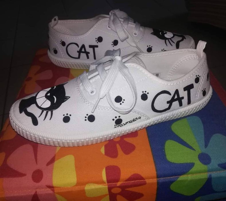 Sapatilhas com pintura em tecido tema gatos