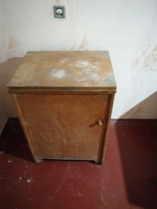 продам швейную машинку "чайка" с тумбочкой