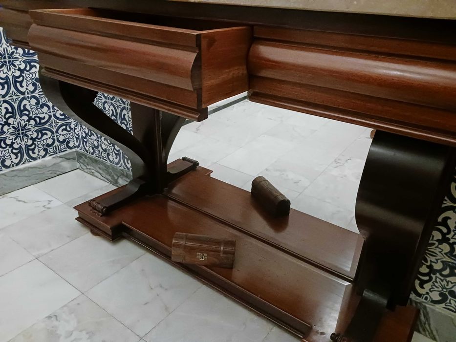 Credência com espelhos e tampo de pedra