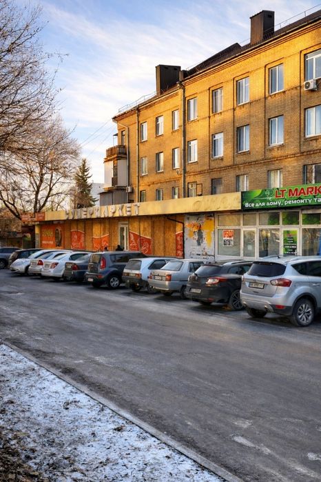 Тріо–магазин на інтенсивному трафіку