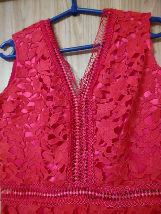 Sukienka ażurowa amarant