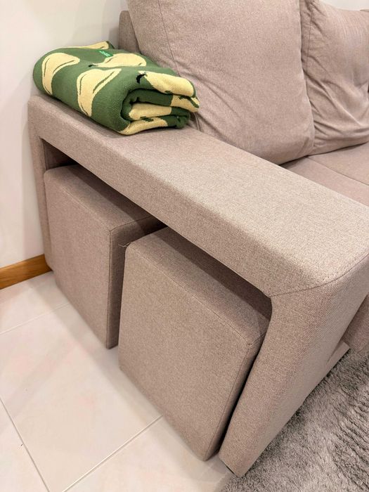 Sofá , mesa, candeeiro e móvel de TV