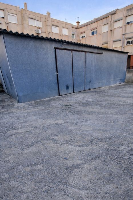 Espaço para Oficina/Armazém/Garagem/Outros – 250 m² com logradouro privado e acesso direto à rua.