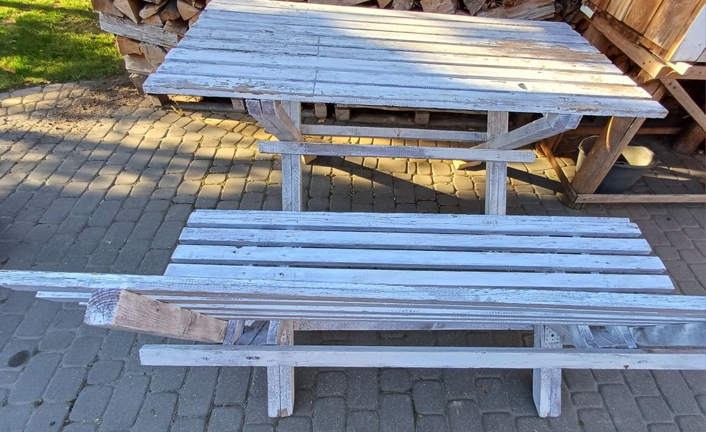 Ławki i stół ogrodowy