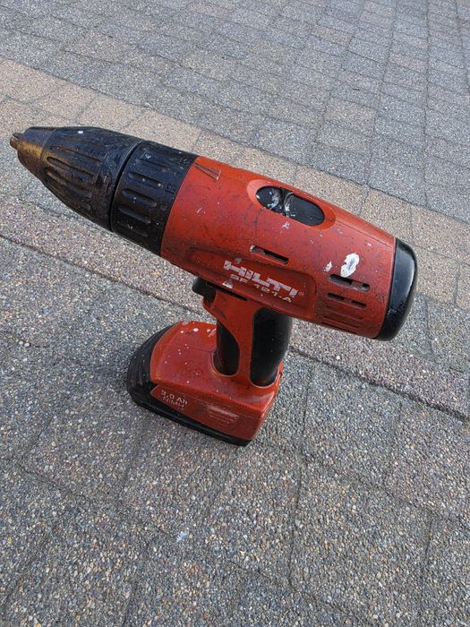 Wiertarko-wkrętarka akumulatorowa marki Hilti, model SF 121-A.