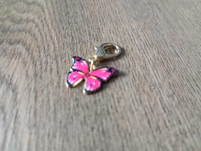 Brelok, zawieszka. Czarno-różowy motyl