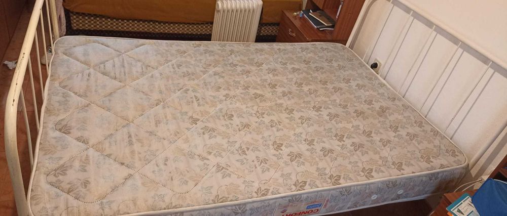 Cama de corpo e meio e colchão, em ótimo estado.
