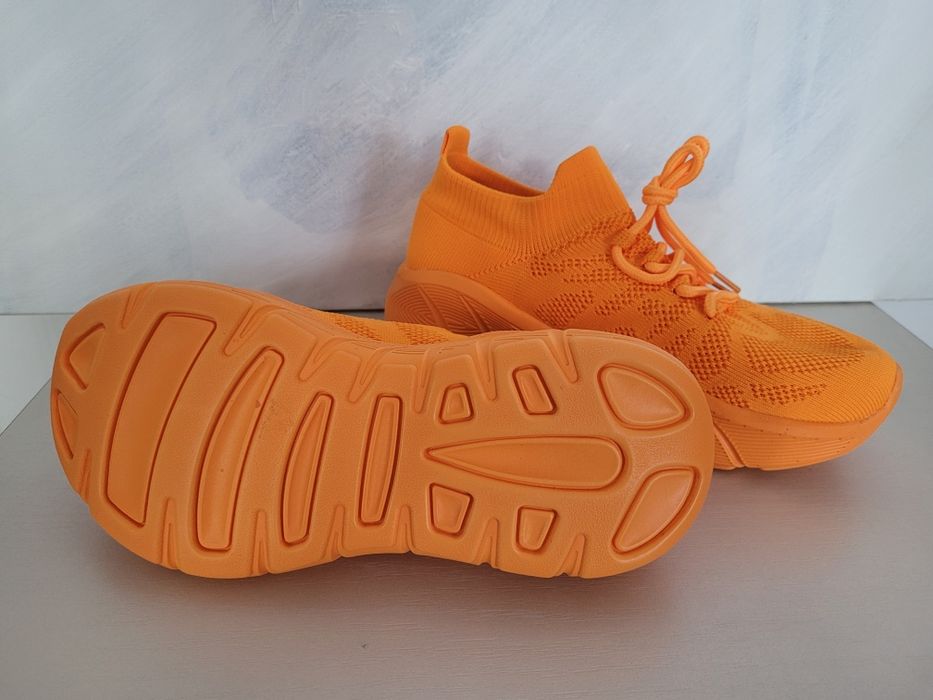 Nowe materiałowe buty sportowe rozmiar 39