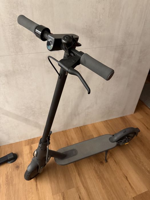 Hulajnoga elektryczna  XIAOMI Mi Essential 20km 250W 8.5”