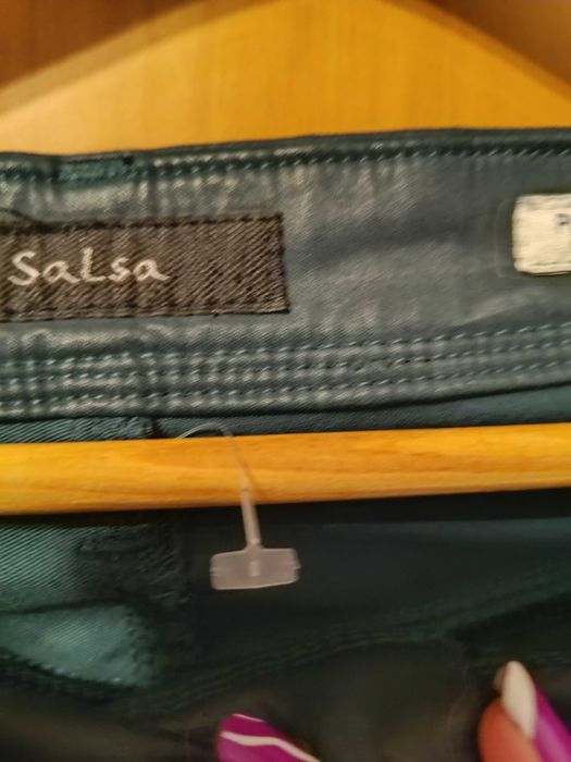 Calças em ECOPELE da salsa cor verde seco