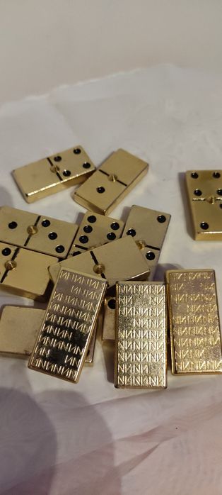 Dominó banhado a ouro