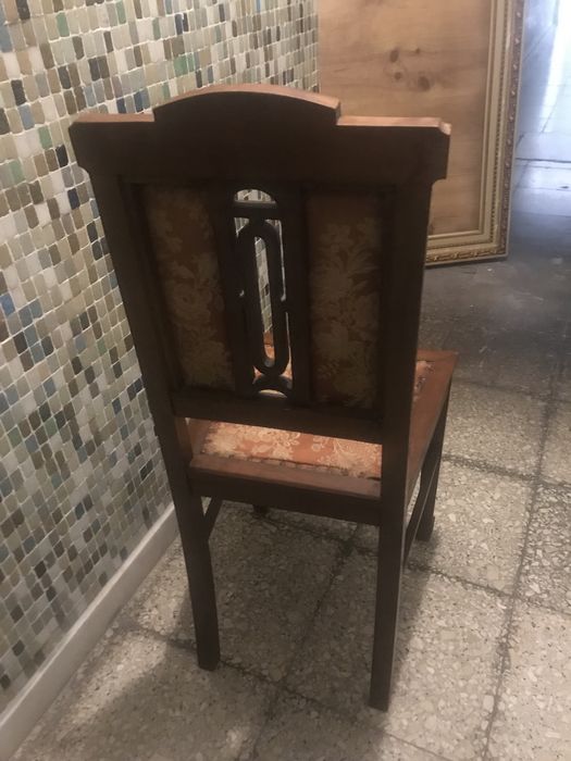 Cadeira muito antiga, mas em muito bom estado.