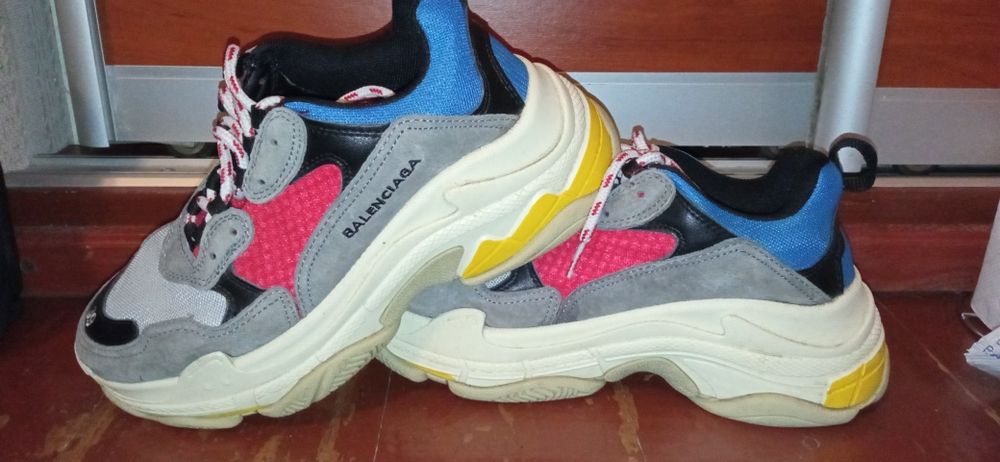 Кросівки жіночі.