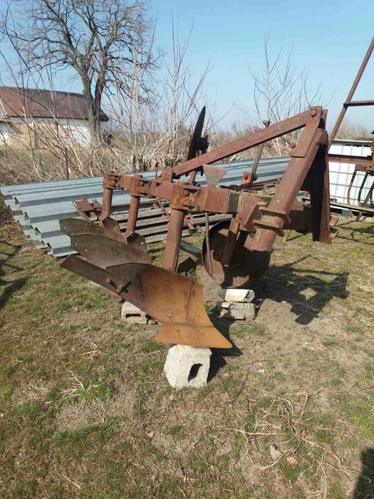 Плуг трехкорпусний