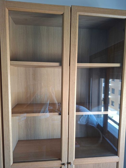Estante IKEA Billy c/ porta de vidro e efeito carvalho