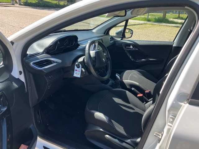 Vendo Peugeot 208 (ano 2016), em ótimo estado.