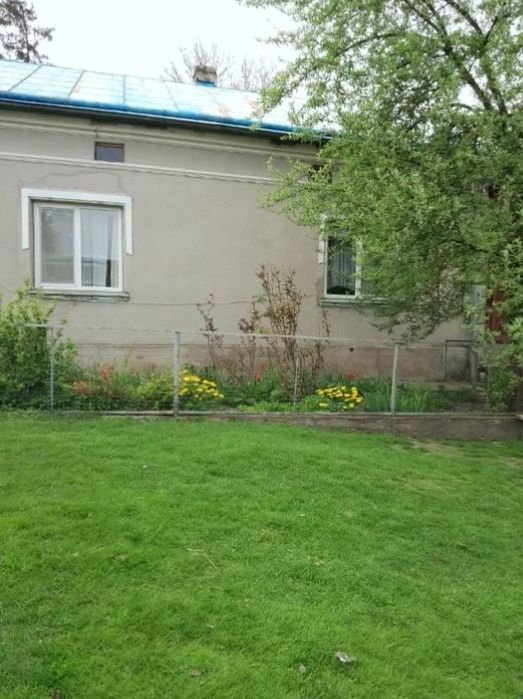 Продаж будинку з земельною ділянкою.