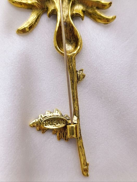 Шикарні брошки конвалія і чортополох Trifari маркування