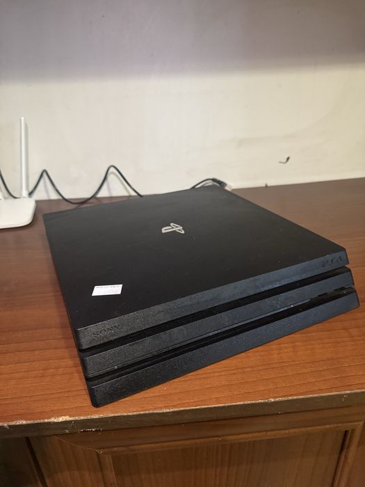 Продам PS4 Pro на 1 тб.