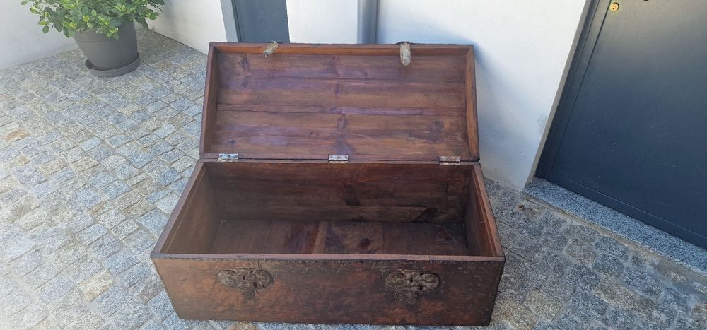 Baú  ou arca couro muito antiga restaurada.