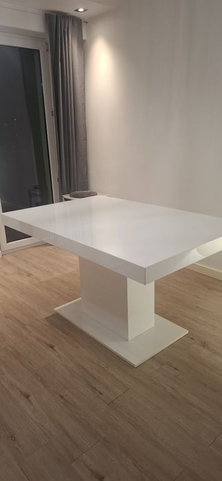 Stół do salonu lakierowany