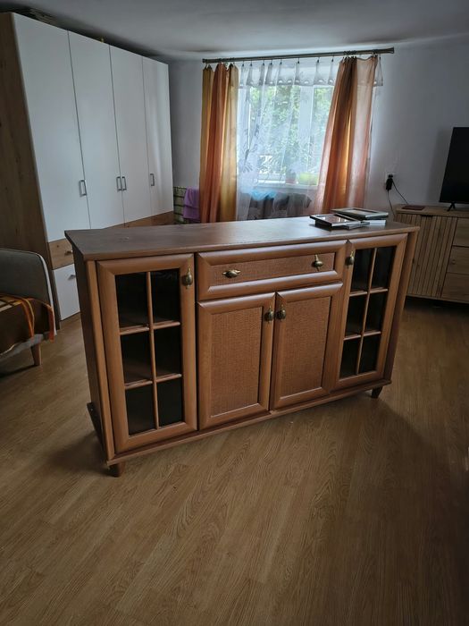 Meble używane w kolorze brazowym