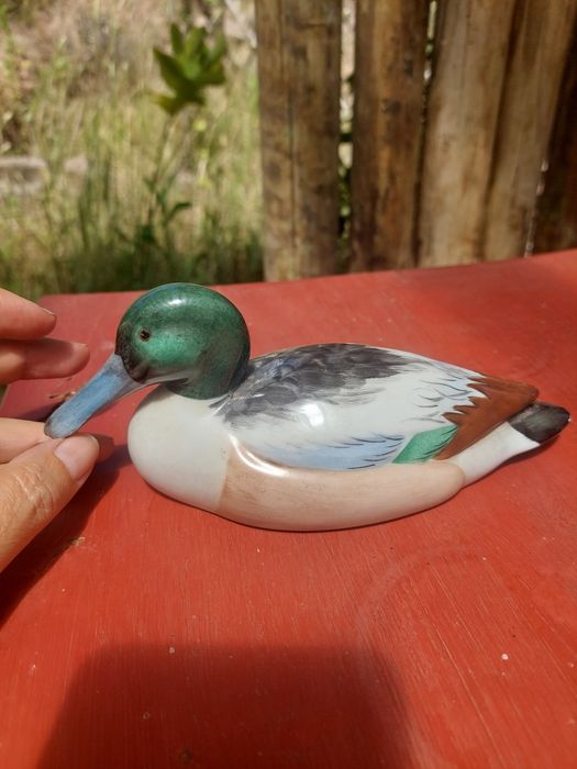 Pato de porcelana pintada antigo
