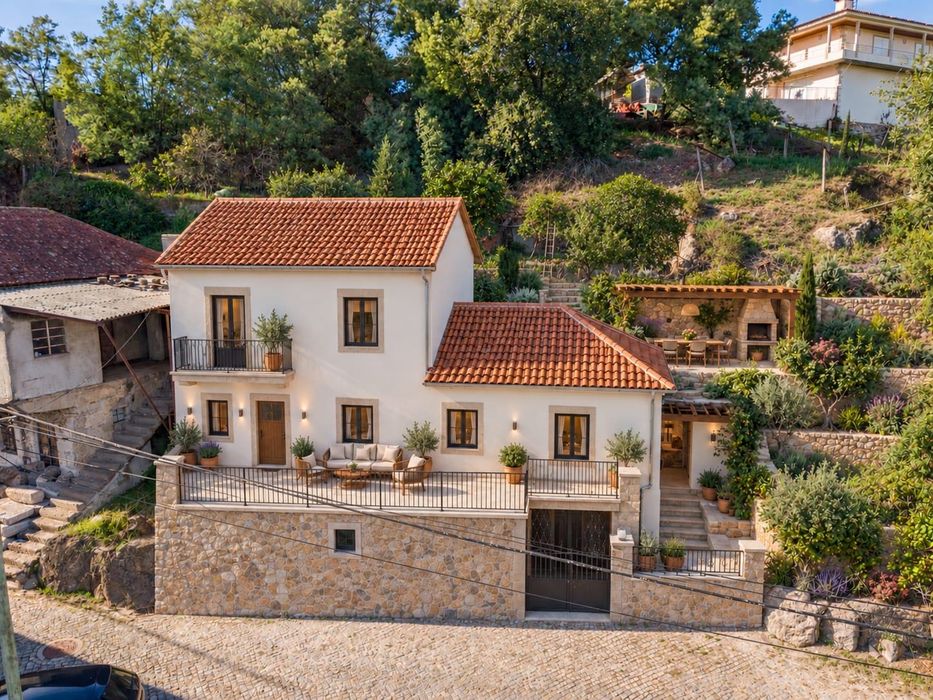 Moradia com potencial para 2 habitações | 390 M² DE TERRENO | LORDELO