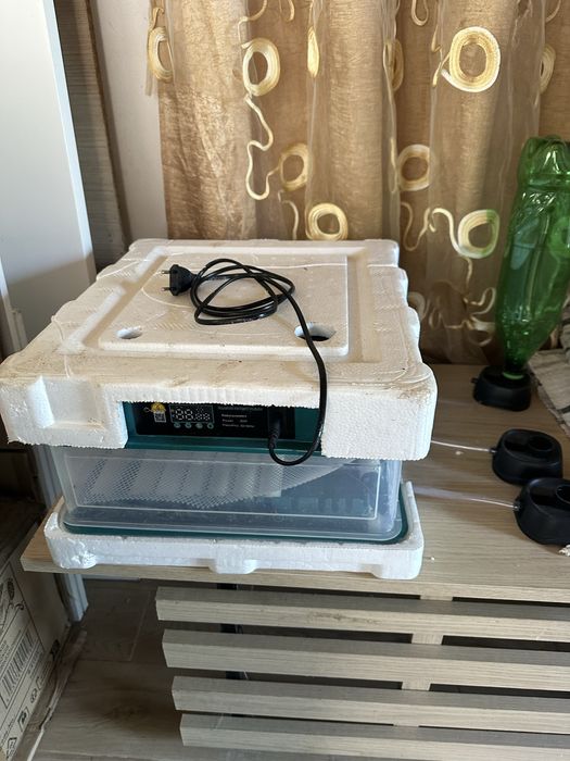 Chocadeira automática 36 ovos de galinha / 90 coderniz