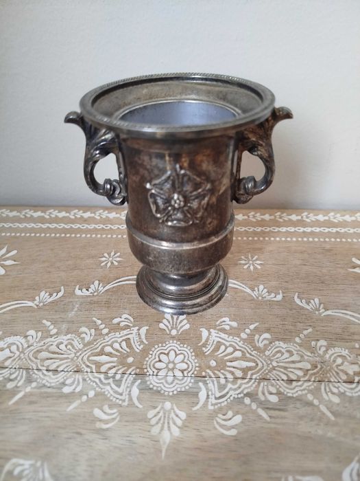 Antigo Vaso Miniatura, casquinha de Prata